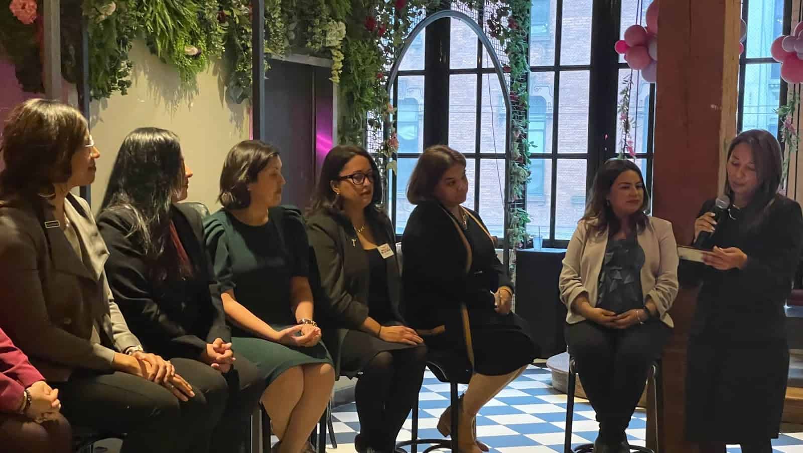 Latina leaders discuss election strategies at Illinois event.